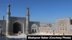 مسجد جامع ولایت هرات. کارمستحکم کاری جا های آسیب دیده آن در اثر زلزله آغاز شده است