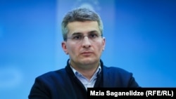 „აგენტების კანონის“ დაბრუნება დააანონსა მამუკა მდინარაძემ, „ქართული ოცნების“ აღმასრულებელმა მდივანმა, რომელიც ბოლო პერიოდში ბევრს საუბრობდა "ლგბტ პროპაგანდის წინააღმდეგ ბრძოლაზე".