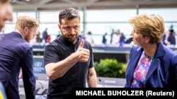 Ukrainian President Volodymyr Zelenskiy (left) with Swiss President Viola Amherd at a Ukraine peace summit in Switzerland on June 16.