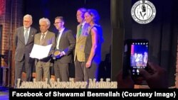 داکتر بسم الله شیوامل هنگام دریافت جایزه معتبر بخش طبی از جرمنی
