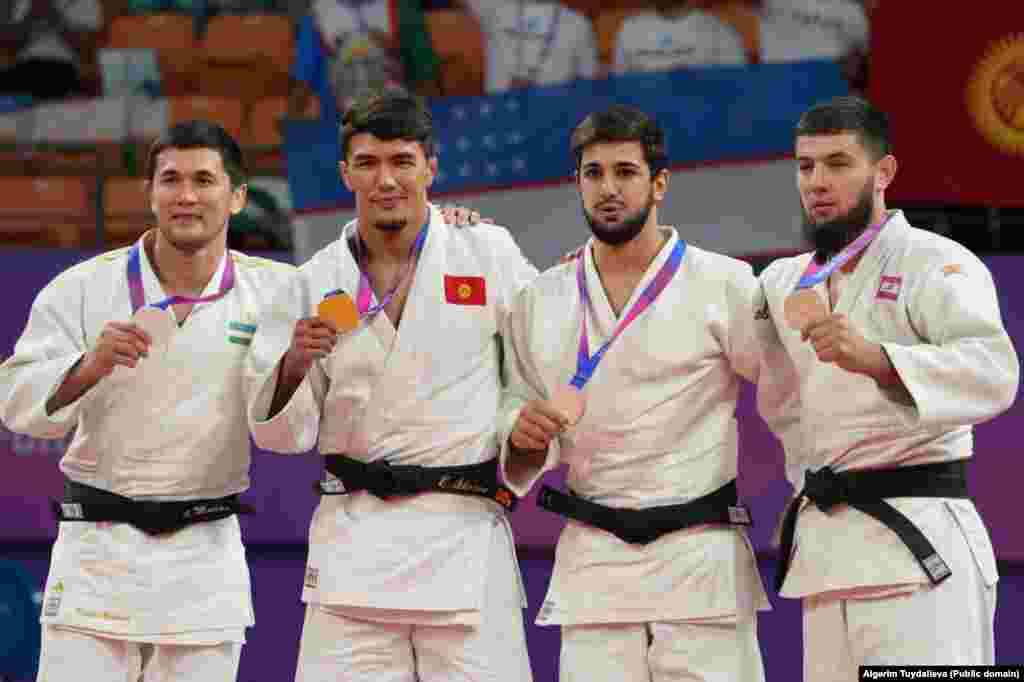 26-сентябрь. Дзюдочу Эрлан Шеров Кытайдын Ханчжоу шаарында өткөн жайкы Азия оюндарында алтын медал тагынды. Азия оюндарында Кыргызстан төрт алтын, эки күмүш жана тогуз коло байге менен командалык эсепте&nbsp;18-орунду ээледи.&nbsp;