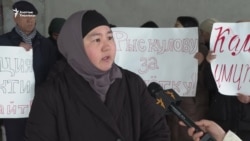 "Биз баскынчы эмеспиз". Талаштуу имараттын ондогон тургуну кайда барат? 