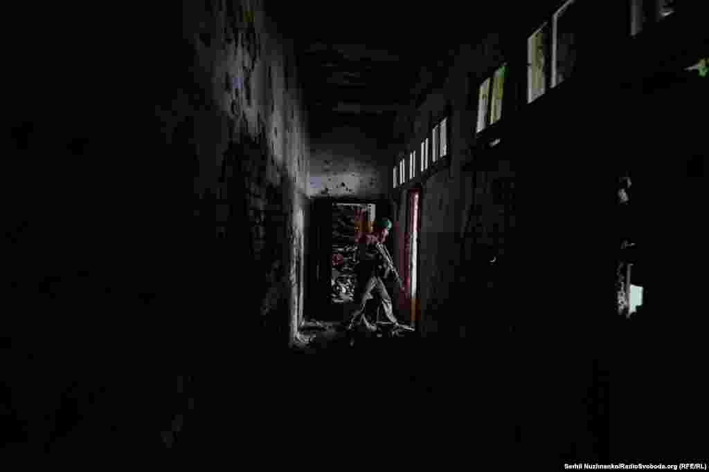 "Это здание штурмовал заместитель командира бригады вместе со своими бойцами. То, что это оно перешло под наш контроль, &ndash; заслуга его и его бойцов. К сожалению, были погибшие, но, к счастью, не только с нашей стороны, но и с российской. Российские войска оказывали упорное сопротивление, сдаваться не хотели", &ndash; рассказывает украинский военный с позывным "Лермонтов".