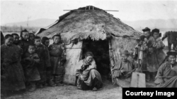 Сойоттор алачык жанында турат. XX кылымдын башында тартылган сүрөт.