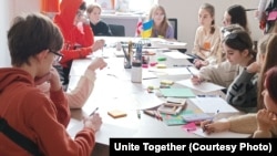 Fëmijët ukrainas duke pikturuar në Tbilisi gjatë një aktiviteti të organizuar nga organizata "Unite Together". 