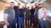 Presidenti ukrainas (në qendër), Volodymyr Zelensky me pesë komandantë të burgosur lufte duke i kthyer në Ukrainë nga Turqia.