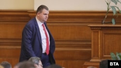 Депутатът от ДПС Делян Пеевски, санкциониран  по закона "Магнитски", когото ДПС лансира като основен автор на конституционните промени за реформа в съдебната система. 