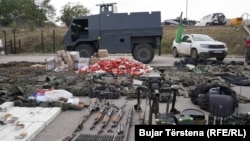 Granatahedhës i llojt M93, i ekpozuar nga autoritet në Kosovë, në mes të armëve të tjera të konfiskuara në Banjskë. 