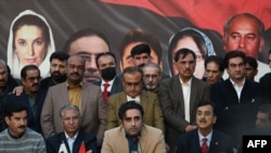 د پیپلز ګوند مشران په اسلام اباد کې د خبري غونډې په مهال ـ پخوانی انځور.