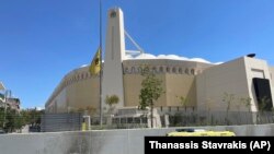 Знамето на грчкиот фудбалски клуб АЕК е на половина копје пред стадионот во Атина, по смртта на навивач на клубот