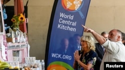 АКШнын биринчи айымы Жилл Байден жана World Central Kitchen гуманитардык уюмунун негиздөөчүсү Хосе Андрес Мадриддеги НАТОнун жыйынынын алкагында ыктыярчылар менен жолугуп жаткан учур. 28-июнь, 2022-жыл.