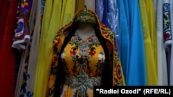 Тажик аялынын улуттук кийими