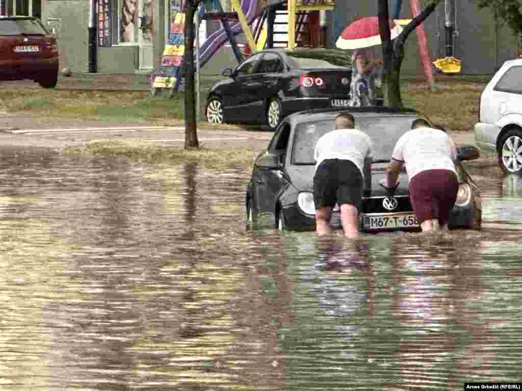 Iz Hidrometeorološkog zavoda RS najavili su da se i u toku četvrtka i u večernjim časovima očekuje ponavljanje olujnog nevremena, te apeluju na građane da na adekvatan način zaštite sebe i svoju imovinu. &nbsp; Na slici je Doboj nakon nevremena. 19. juli 2023.