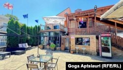 სოსო ბაბაევი გორში ფლობს ბარ „ბლექ სთარს“, რომელშიც აშშ-ის მიერ სანქცირებული მოსამართლეების გადახაზული ფოტოები განათავსა და მათ იქ შესვლა აუკრძალა. რესტორნის ღობეზე გამოფენილია საქართველოს, უკრაინისა და ევროკავშირის დროშები.