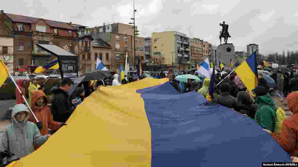 Ukrajinska zastava kao znak podrške ukrajinskom narodu. Prema podacima Ujedinjenih nacija, od početka ruske invazije u Ukrajini je ubijeno više od 8.000 civila. &nbsp;