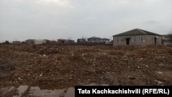 სამშენებლო ნარჩენების სტიქიური ნაგავსაყრელი საცხოვრებელი სახლების მახლობლად ქუთაისში.