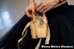 Muromtseva tash mban një palë këpucë të reja baleti.