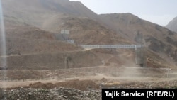 СП "Зарафшон" и расположенный неподалеку аффинажный завод влияет на урожай и окружающую среду в целом. В частности, местные жители упомянули пыль темного цвета, которую можно обнаружить в ручьях и на сельскохозяйственных полях