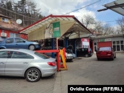 Maşini pregătite de reparaţii, într-un service din Cluj