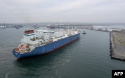 Вид с воздуха на корабль FSRU «Нептун» — первую плавучую установку для хранения и регазификации (FSRU), прибывшая в немецкий порт после усилий правительства по поиску альтернативных поставок, особенно за счёт импорта сжиженного природного газа (СПГ)