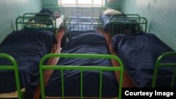 Мектеп-интернаттардагы абал. Кыйноолорго каршы борбор тараткан сүрөт.