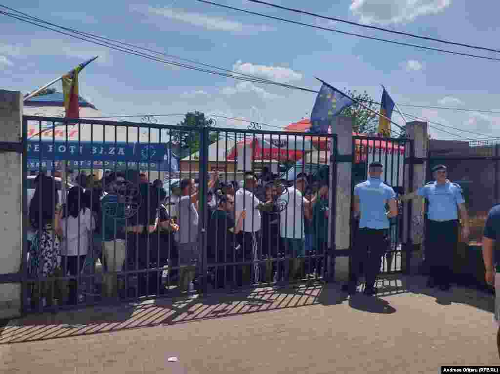 În țară au fost și incidente. În comuna Ștefăneștii de Jos, județul Ilfov, 30 de kilometri nord-est de București,&nbsp;a fost nevoie de intervenția forțelor de ordine pentru ca să se poată vota la o secție. În alte localități, alegătorii&nbsp;au primit două buletine pentru alegerea primarului, iar un candidat a fost reținut de polițiști.