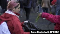 მარიამ ფირაშვილი აგროვებს ნარჩენებს საპროტესტო აქციაზე, 11 მაისი, 2024 