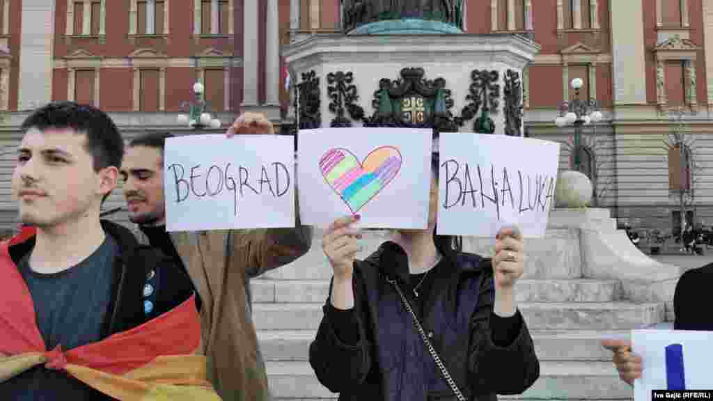 Iz policije je saopšteno da je Policijskoj upravi Banjaluka oko 18.45 prijavljeno narušavanje javnog reda i mira, te da rasvetljavaju krivično delo "nasilničko ponašanje". Naveli su "da je više nepoznatih osoba fizički i verbalno napalo grupu građana" koja se samoinicijativno tu okupila.