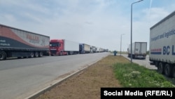 Казак-орус чек арасынын "Маштаково" чек ара бекетинде оор жүк ташуучу унаалардын узун кезеги. 9-июль, 2023-жыл