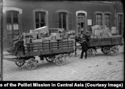 Ekspedisiýanyň Pariže getiren ýüki, tapyndylar salnan gutular.