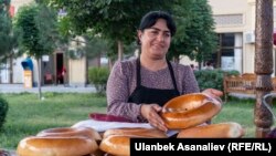 Продавщица лепешек в Самарканде