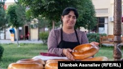 Самаркандда нан сатып отурган аял.