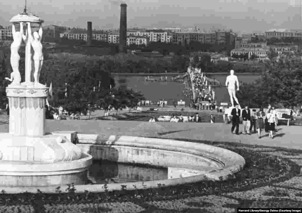 Vedere a parcului Șerbakova din Donețk &ndash; podul a fost inițial construit de către sovietici, în timpul luptelor pentru oraș. Parcul se chema inițial Postyshev Petrovici, un comunist care a jucat un rol cheie în distrugerea moștenirii religioase a Ucrainei și în Holodomor. După ce, în 1938, Petrovici a fost executat pentru că făcea parte din aripa troțkistă a partidului, iar parcul a fost rebotezat și poartă numele funcționarului comunist Oleksandr Șcerbakov. &nbsp;