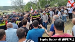 აქციის მონაწილეები საფესტივალო ტერიტორიის მიმდებარედ