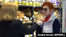 De cele mai multe ori, cumpărătorii nu citesc etichetele. Cumpără pâinea cea mai albă și cea mai pufoasă. Doamna din imagine a fost printre cei mai avizați consumatori pe care i-am întâlnit.