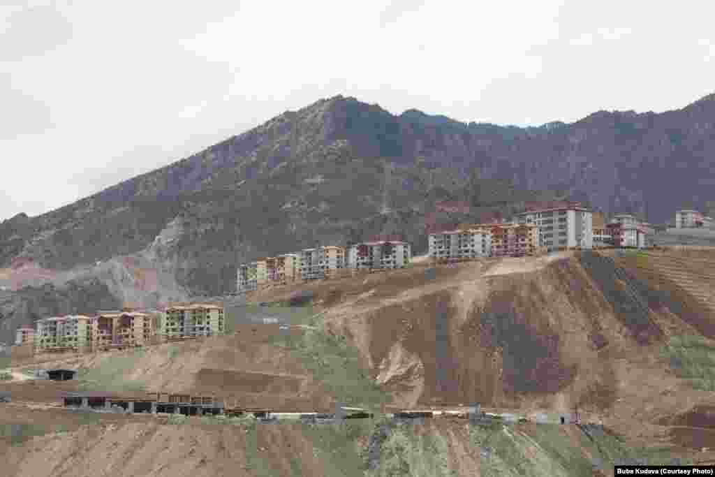 მაღლობზე გაშენებულია ახალი იუსუფელი, რომელიც ძველის ნაცვლად აშენდა.&nbsp;