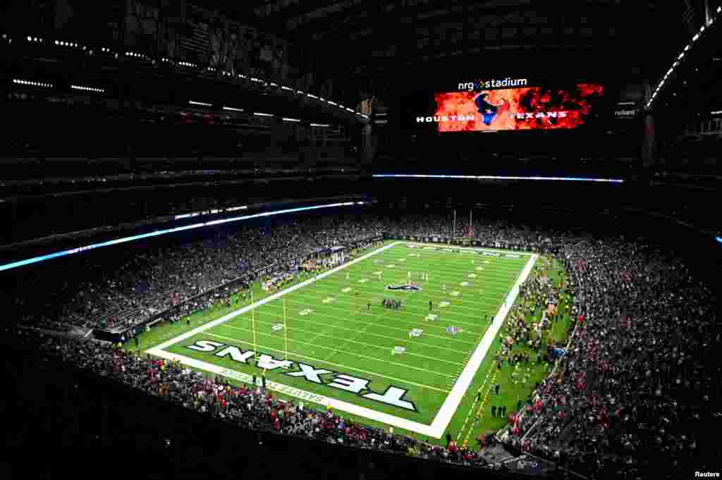 NRG Stadium, ჰიუსტონი, აშშ NRG Stadium-ს ფეხბურთი აქამდეც უნახავს. ეს არის ერთადერთი ქალაქი ინგლისს მიღმა, სადაც მანჩესტერული დერბი გამართულა. ასევე, ეს არენა იყო International Champions Cup-ის ნაწილი 2019 წელს. ამერიკულ ფეხბურთში კი ლეგენდარულმა ტომ ბრედიმ აქ ორჯერ იზეიმა &bdquo;სუპერბოულის&ldquo; მოგება New England Patriots-თან ერთად.