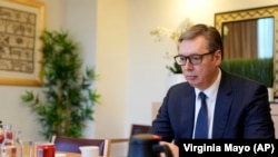 Presidenti i Serbisë, Aleksandar Vuçiq, gjatë takimit me zyrtarët evropianë para takimit me kryeministrin e Kosovës, Albin Kurti. 