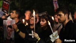 Израилдин армиясы үч туткунду жаңылыштык менен өлтүрүп алганы белгилүү болгондон кийин Тель-Авивде өткөн акция, 15-декабрь 2023-жыл. 