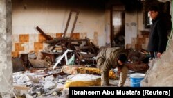 Палестинците во Рафа ги расчистуваатт урнатините по израелскиот воздушен напад, 10 февруари 2024 година.