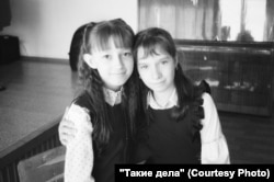 Dy shoqe në klasë të katërt.