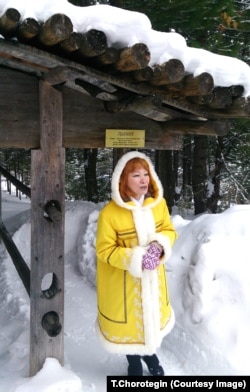 Хант музей кызматкери балык ыштап кургаткан жайды көрсөтүүдө. 10.3.2015.