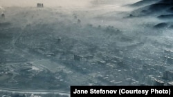 Фотографија направена од авион што лета над Скопје утрото на 21 декември 2023 година. 