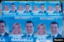 Plakati za evropske izbore francuskih ultradesničara, partije Nacionalno okupljanje sa fotografijama Marine Le Pen i Jordana Badrella u Parizu, juni 2024.