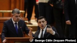 Apelul AUR către tineri de schimbare a clasei politice este acompaniat de atacuri la adresa celorlalți lideri politici. În imagine: premierul Marcel Ciolacu (stânga) și George Simion, președintele AUR, în septembrie 2023 la tribuna Parlamentului.