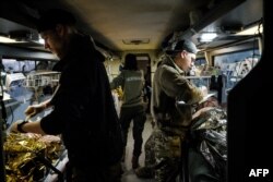 დაჭრილი უკრაინელი ჯარისკაცების ევაკუაცია სპეციალური სამედიცინო ავტობუსით. დონეცკის ოლქი, 2023 წლის 11 თებერვალი