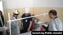 Нурланбек Шакиев менен Алымкадыр Бейшеналиев Бишкек шаардык клиникалык тез жардам ооруканасында балдарды көрүп жатат. 7-май, 2024-жыл.