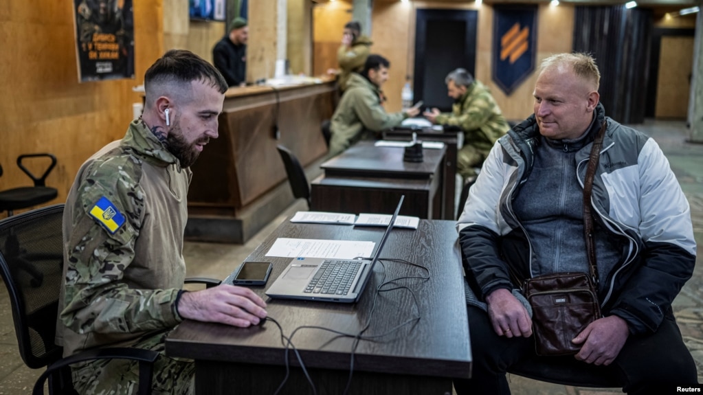 Criza infanteriei ucrainene se ascute. Printre cauze: dezertările și dificultățile recrutării de noi soldați