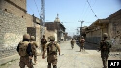 د پاکستان پوځ سرتېري په میرامشا کې د ګزمې پر مهال - پخوانی انځور. 