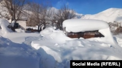 Ой-Тал айылы, Кара-Кулжа району. Мында жааган кардын калыңдыгы бир метрге жеткен. Айылга каттам ачыла элек.